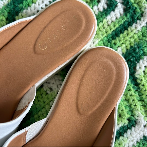 White slides size 7 - Picture 3 of 5